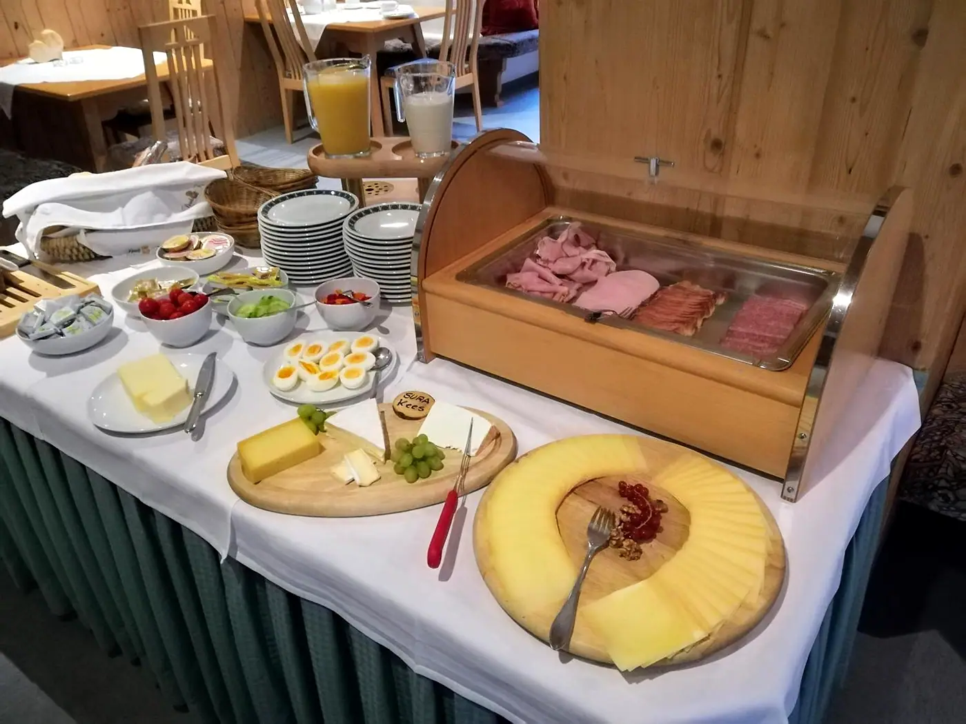 Frühstücksbuffet mit Käse, Schinken und Eiern