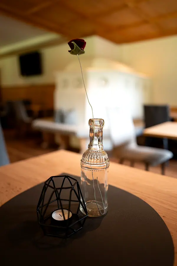 Tisch im neuen Frühstücksraum mit Windlicht