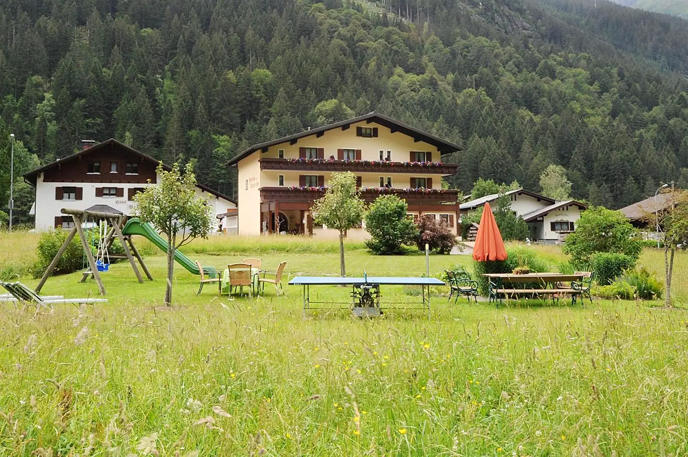 Garten des Tirolerhof mit Spielplatz, Rutsche und Tischtennis